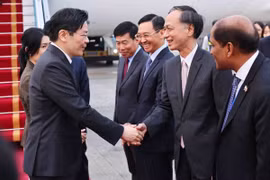 Đại diện Văn phòng Chính phủ, Bộ Ngoại giao, Đại sứ Singapore tại Việt Nam đón Thủ tướng Singapore Lawrence Wong và Phu nhân tại Sân bay Quốc tế Nội Bài (Hà Nội). (Ảnh: Minh Đức/TTXVN)