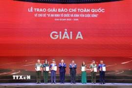 Ông Nguyễn Trọng Nghĩa, Ủy viên Bộ Chính trị, Bí thư Trung ương Đảng, Trưởng Ban Tuyên giáo và Dân vận Trung ương và ông Nguyễn Xuân Thắng, Ủy viên Bộ Chính trị, Giám đốc Học viện chính trị Quốc gia Hồ Chí Minh, Chủ tịch Hội đồng lý luận Trung ương trao giải Nhất cho các tác giả đạt giải. (Ảnh: Tuấn Anh/TTXVN)