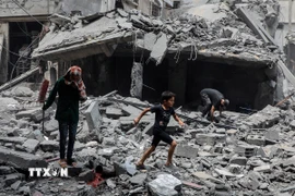 Tòa nhà bị phá hủy sau cuộc không kích của Israel tại Gaza. (Ảnh: THX/TTXVN)
