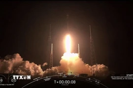 Hình ảnh trích từ video cho thấy tên lửa đẩy Falcon 9 mang theo 60 vệ tinh Starlink của SpaceX rời bệ phóng tại Trạm không quân Mũi Canaveral, bang Florida (Mỹ). (Ảnh: AP/TTXVN)