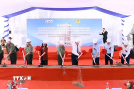 Các đại biểu thực hiện nghi thức khởi công xây dựng nhà ở cho lực lượng Công an nhân dân tại phường Khương Đình, thành phố Hà Nội. (Ảnh: Phạm Kiên/TTXVN)