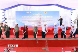 Các đại biểu thực hiện nghi thức khởi công xây dựng nhà ở cho lực lượng Công an nhân dân tại phường Khương Đình, thành phố Hà Nội. (Ảnh: Phạm Kiên/TTXVN)