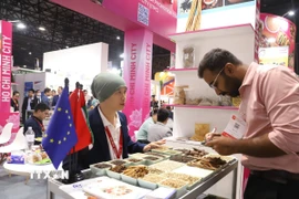Khách hàng quốc tế tìm hiểu thông tin về các loại gia vị Việt Nam tại hội chợ. (Ảnh: Đỗ Sinh/TTXVN)