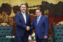 Thủ tướng Phạm Minh Chính tiếp ông Nasser Sulaiman Al Harthy, Phó Chủ tịch Cơ quan đầu tư Oman (OIA). (Ảnh: Dương Giang/TTXVN)