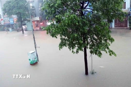 Các tuyến đường tại Thái Nguyên ngập sâu trong nước do cơn mưa kéo dài. (Ảnh: Trần Trang/TTXVN)