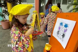 Một bé gái trong tiết học vẽ tranh tại Hệ thống giáo dục mầm non Cendi. (Ảnh: TTXVN phát)