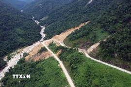 Cung đèo xảy ra vụ sạt lở thảm khốc làm 6 người thiệt mạng trong đêm 16/11, làm toàn bộ đèo Khánh Lê tê liệt trong hơn 1 tháng qua. (Ảnh: TTXVN phát)