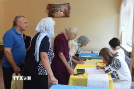 Cử tri Ukraine bỏ phiếu trong cuộc bầu cử Quốc hội trước thời hạn năm 2019. (Ảnh: AFP/TTXVN)