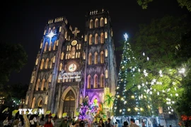 Khu vực Nhà thờ lớn (phường Hoàn Kiếm, Hà Nội) được trang hoàng, chuẩn bị đón lễ Giáng sinh 2025. (Ảnh: Khánh Hòa/TTXVN)