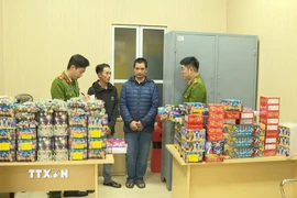 Các đối tượng cùng tang vật của vụ án. (Ảnh: TTXVN phát)