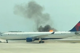 Chiếc Airbus A330 bốc cháy trên đường băng. (Nguồn: Reuters)