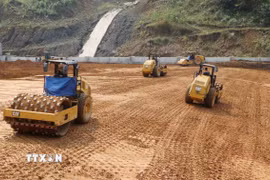 Thi công công đoạn đầm nền. (Ảnh: Nguyễn Oanh/TTXVN)