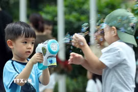 Các bạn nhỏ vui đùa tại phố đi bộ hồ Hoàn Kiếm. (Ảnh: Quốc Khánh/TTXVN)