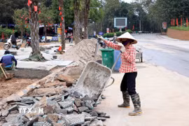 Hệ thống đường vỉa hè trước khu vực đền Giếng được gấp rút hoàn thiện. (Ảnh: Tạ Toàn/TTXVN)