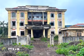 Trụ sở Tòa án Nhân dân thành phố Đông Hà (Quảng Trị) bị bỏ hoang giữa khu "đất vàng" đường Điện Biên Phủ giao với Hùng Vương. (Ảnh: Thanh Thủy/TTXVN)