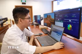 Kỹ sư Trung tâm chuyển đổi số tỉnh Khánh Hòa cập nhật các số liệu về phát triển kinh tế-xã hội. (Ảnh: Xuân Triệu/TTXVN)