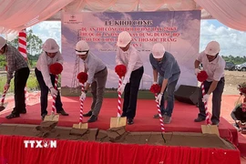 Các đại biểu thực hiện nghi thức khởi công dự án. (Ảnh: Văn Giáp/TTXVN)