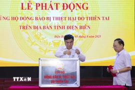 Bí thư Tỉnh ủy Điện Biên Trần Quốc Cường ủng hộ đồng bào thiệt hại do thiên tai. (Ảnh: Xuân Tư/TTXVN)