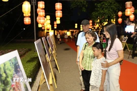 Người dân Thủ đô tham quan triển lãm ảnh Cuộc thi vẽ tranh thiếu nhi quốc tế “Em yêu Hà Nội -Thành phố vì hòa bình” năm 2024. (Ảnh: Nguyễn Việt/TTXVN)