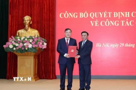 Ông Trần Cẩm Tú, Ủy viên Bộ Chính trị, Thường trực Ban Bí thư, trao Quyết định bổ nhiệm của Bộ Chính trị cho ông Phạm Gia Túc. (Ảnh: Phương Hoa/TTXVN)