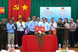 Lãnh đạo 2 tỉnh Tây Ninh-Prey Veng ký kết Biên bản họp song phương, thống nhất phương án chuẩn bị Lễ khai trương cặp cửa khẩu quốc tế Tân Nam-Meun Chey. (Ảnh: Minh Phú/TTXVN)