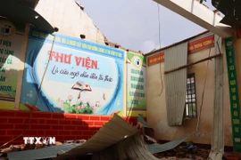 Phòng thư viện của Trường THCS Sơn Lộc, xã Xuân Lộc, tỉnh Hà Tĩnh, tan hoang sau bão. (Ảnh: Hoàng Ngà/TTXVN)