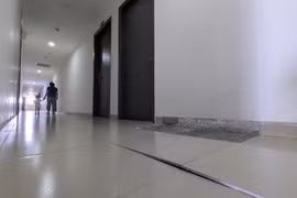 Nhiều khu vực hành lang chung cư Diamond Riverside (Quận 8) bị bong tróc, phồng gạch sau dư chấn động đất. (Nguồn: Báo Tin tức)