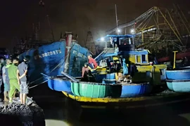 Lực lượng công an phối hợp tìm kiếm người đàn ông rơi xuống biển.