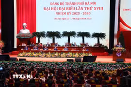 Đoàn Chủ tịch biểu quyết thông qua Quy chế làm việc của Đại hội. (Ảnh: Văn Điệp/TTXVN)