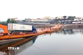 Các phương tiện được thông quan và chở hàng hóa qua lối mở cầu phao Km3+4 Hải Yên. (Ảnh: Vi Thu/TTXVN phát)