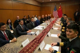 Bộ trưởng Quốc phòng Mỹ Pete Hegseth gặp Bộ trưởng Quốc phòng Trung Quốc Đổng Quân bên lề Hội nghị Bộ trưởng Quốc phòng ASEAN mở rộng. (Nguồn: X)