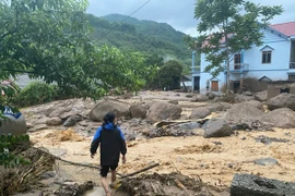 Người dân vẫn đang đi tìm những người nghi mất tích theo dòng nước lũ. (Nguồn: Báo Bắc Kạn)