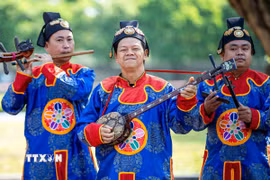 Đối với các nghệ sỹ của Nhà hát Nghệ thuật truyền thống Cung đình Huế, việc đưa Nhã nhạc đến gần hơn với công chúng không chỉ là công việc, mà còn là niềm vui và động lực để gắn bó với loại hình âm nhạc đặc biệt này. (Ảnh: Vân Chi/TTXVN phát)