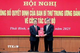 Phó Trưởng Ban Tổ chức Trung ương Nguyễn Quang Dương trao Quyết định cho ông Nguyễn Mạnh Hùng. (Ảnh: Thế Duyệt/TTXVN)