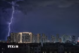 Tia sét lớn xé ngang bầu trời Hà Nội, sau nhiều ngày nắng nóng gay gắt kéo dài. (Ảnh: Phạm Tuấn Anh/TTXVN)