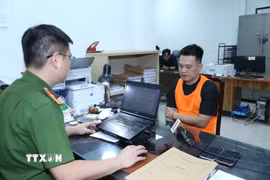 Cơ quan Cảnh sát Điều tra Công an tỉnh Bắc Ninh làm việc với đối tượng trong vụ án. (Ảnh: TTXVN phát)