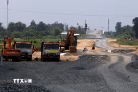 Đá thi công Dự án Cao tốc Châu Đốc-Cần Thơ-Sóc Trăng, đoạn qua thành phố Cần Thơ, đang bị thiếu hụt nên ảnh hưởng tiến độ thi công công trình. (Ảnh: Duy Khương/TTXVN)