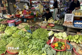 Giá rau xanh tăng cao. (Ảnh: Hoàng Ngà/TTXVN)