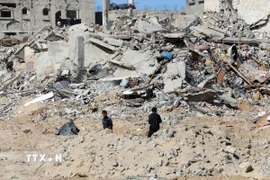 Những tòa nhà bị phá hủy trong các cuộc không kích của Israel xuống thành phố Rafah, phía Nam Dải Gaza. (Ảnh: THX/TTXVN)