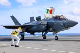 Máy bay chiến đấu F-35B Lightning II của Hải quân Italy trên tàu sân bay HMS Prince of Wales của Anh. (Nguồn: NATO)