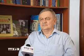 Tiến sỹ Anatoly Sokolov, Viện nghiên cứu phương Đông, Viện Hàn lâm Khoa học Nga, trả lời phóng viên TTXVN. (Ảnh: Trần Hải/TTXVN)