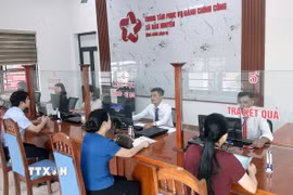 Người dân làm thủ tục tại xã Bản Nguyên, tỉnh Phú Thọ. (Ảnh: Tạ Toàn/TTXVN)