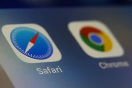 Trình duyệt Safari và Chrome trên màn hình điện thoại.