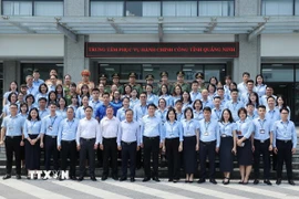 Chủ tịch nước Lương Cường với các đại biểu và cán bộ, nhân viên Trung tâm Phục vụ hành chính công tỉnh Quảng Ninh. (Ảnh: Lâm Khánh/TTXVN)