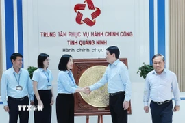 Chủ tịch nước Lương Cường tặng quà lưu niệm Trung tâm Phục vụ hành chính công tỉnh Quảng Ninh. (Ảnh: Lâm Khánh/TTXVN)
