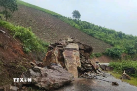 Lở đá nghiêm trọng tại Km30+550, Tỉnh lộ 144, địa phận xã Nậm Nèn. (Ảnh: TTXVN phát)