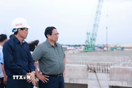 Thủ tướng Phạm Minh Chính kiểm tra, thị sát Dự án khu bến cảng Mỹ Thủy. (Ảnh: Dương Giang/TTXVN)