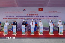 Đại biểu thực hiện nghi thức khởi công dự án đầu tư xây dựng công trình đường cao tốc Mỹ An-Cao Lãnh giai đoạn 1. (Ảnh: Nhựt An/TTXVN)