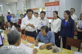 Trưởng Ban Nội chính Trung ương Phan Đình Trạc kiểm tra vận hành, giải quyết thủ tục hành chính tại Trung tâm phục vụ hành chính công phường Long Khánh, tỉnh Đồng Nai. (Ảnh: Sỹ Tuyên/TTXVN)