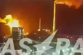 Ảnh chụp màn hình từ một video được cho là ghi lại cảnh nổ tại nhà máy nhiệt điện kết hợp Oryol. (Nguồn: Astra)